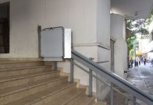 Instalan Plataforma Salva Escalera en edificio del Distrito alcaldia-de-cartagena