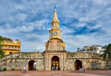 Torre del Reloj se ilumina de rosa en Día Mundial de la lucha contra el cáncer de mama