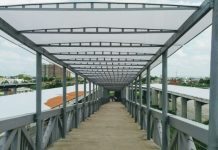 Avanza instalación de cubiertas de rampas peatonales de Patio Portal de Transcaribe sitm-cartagena