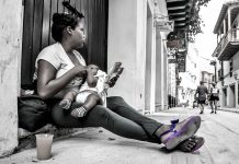 En la calle también se cuida de los hijos…