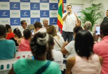 Vicente Blel rodeado de líderes comunales