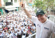 William García caminó con habitantes de la locaidad 2